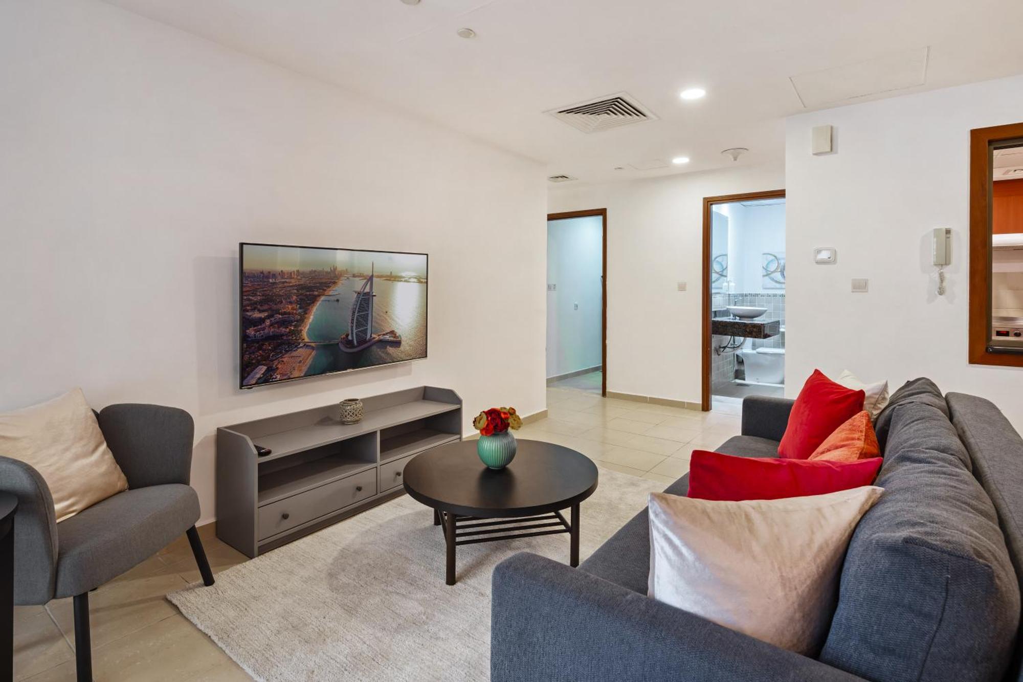 Apartment Spacious 5br With Maid's On Jbr - Prime Location, Steps From Shops, Dining & Entertainment - By Sunkissed Homes Dubai